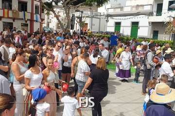  La chiquillería se purifica contra la pandemia en Lomo Magullo/Francisco Javier Santana.